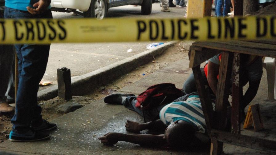 Un hombre se suicida tras herir a su mujer una niña y un policía Un hombre se suicida tras herir a su mujer una niña y un policía