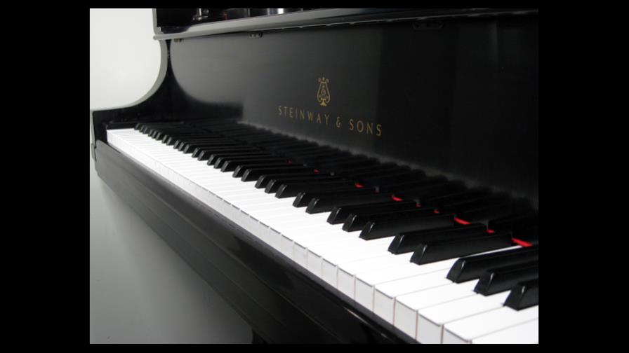 El afinador de los mejores pianos de N.York revisa los Steinway de La Habana