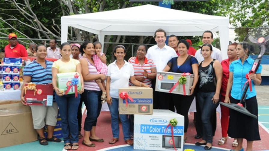 Ito Bisonó realiza actividades por Día de las Madres