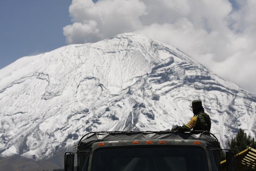 El volcán Popocatépetl registra dos explosiones y dos columnas de cenizas
