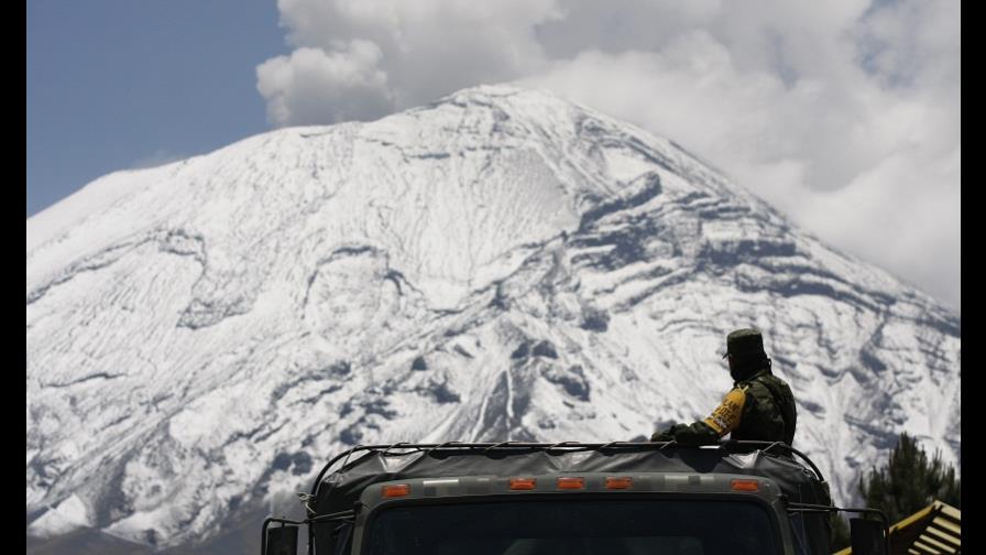 El volcán Popocatépetl registra dos explosiones y dos columnas de cenizas