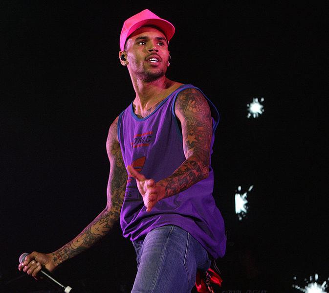 Chris Brown es acusado de huir de accidente
