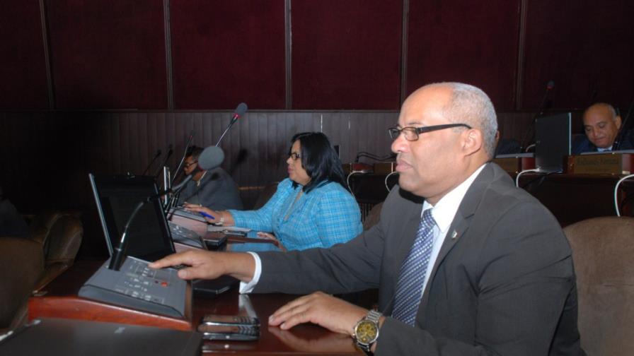 Diputados aprueban ley regula el salario de empleados públicos