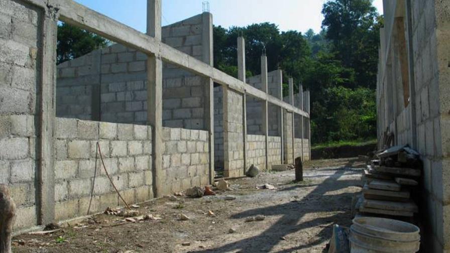 Danilo ordena agilizar trámites para construcción de 10 mil aulas Danilo ordena agilizar trámites para construcción de 10 mil aulas