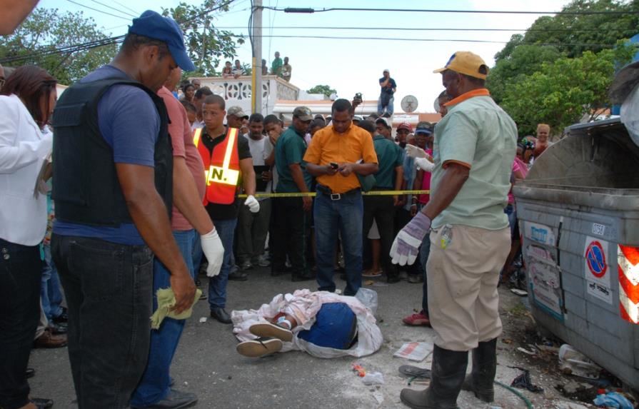 Cadáver encontrado en contenedor de basura presenta signos de tortura