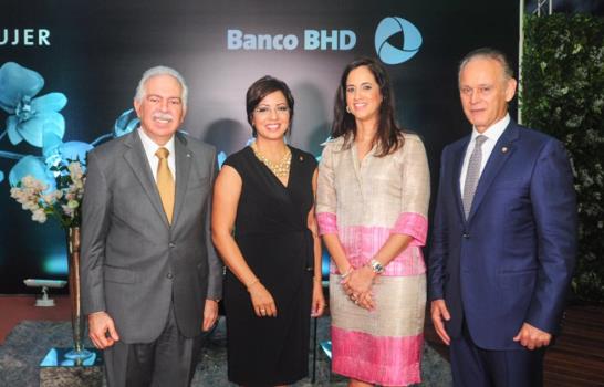 BHD MasterCard Black Mujer realiza conferencia