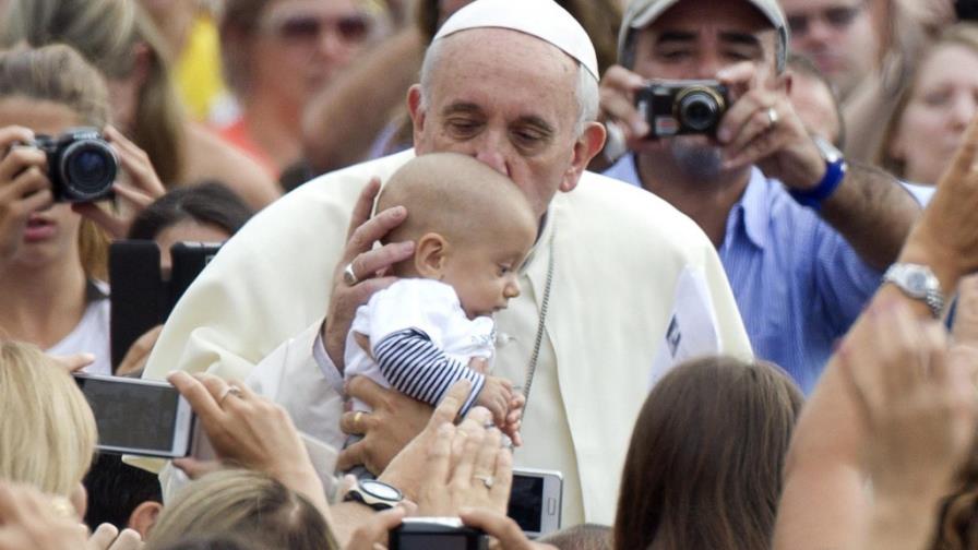 El papa dice que la Iglesia se acerca a los matrimonios en crisis o separados