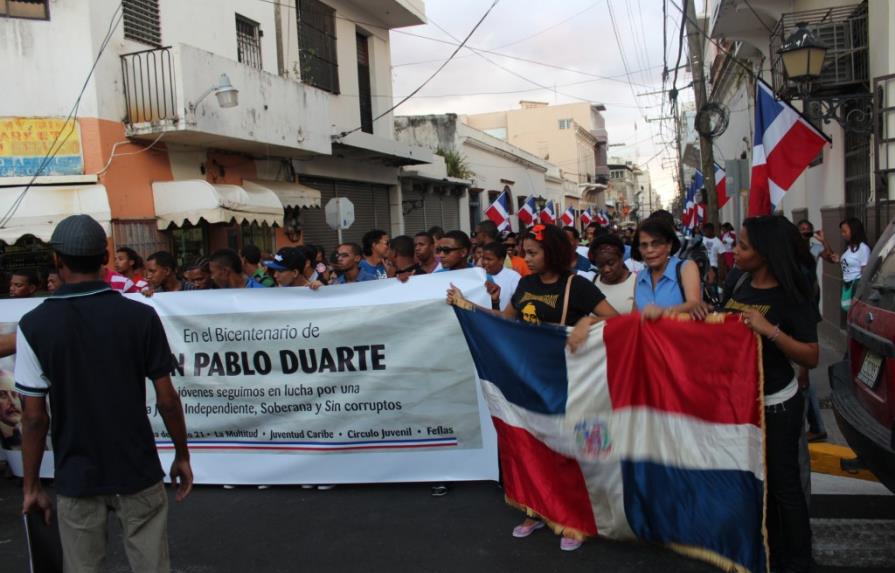 Jóvenes realizan caminata en homenaje a Duarte