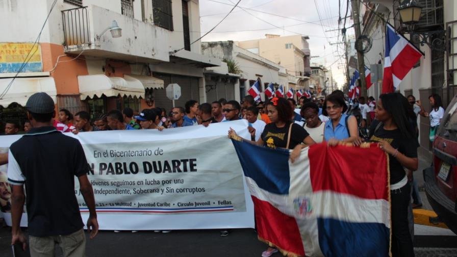 Jóvenes realizan caminata en homenaje a Duarte