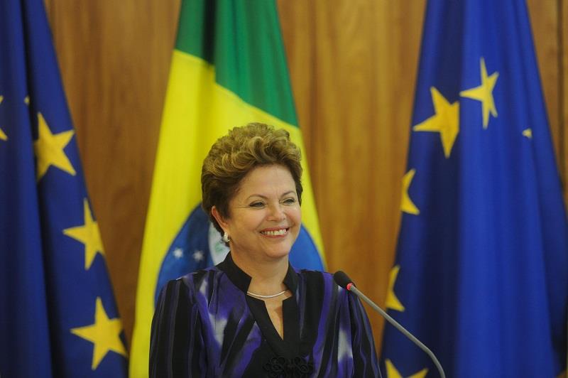Dilma Rousseff baja la tarifa de electricidad más de lo prometido