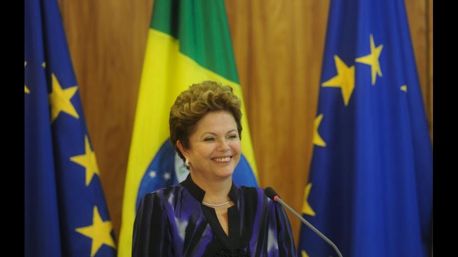 Dilma Rousseff baja la tarifa de electricidad más de lo prometido