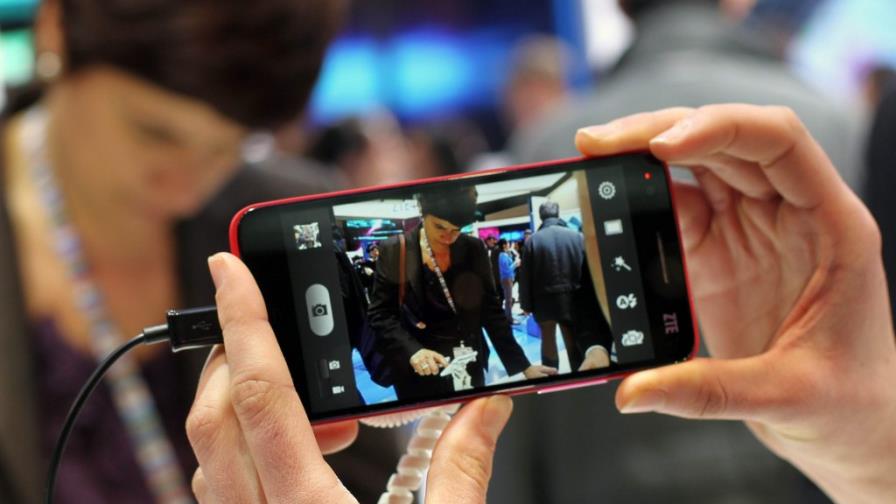 Los fabricantes apuestan por teléfonos móviles más grandes, rápidos y baratos