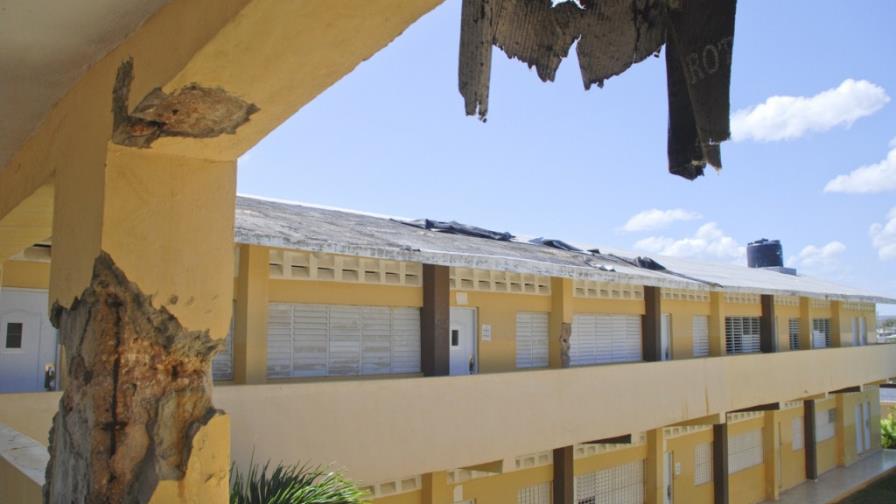 Abandonan Liceo por temor a que se les desplome encima