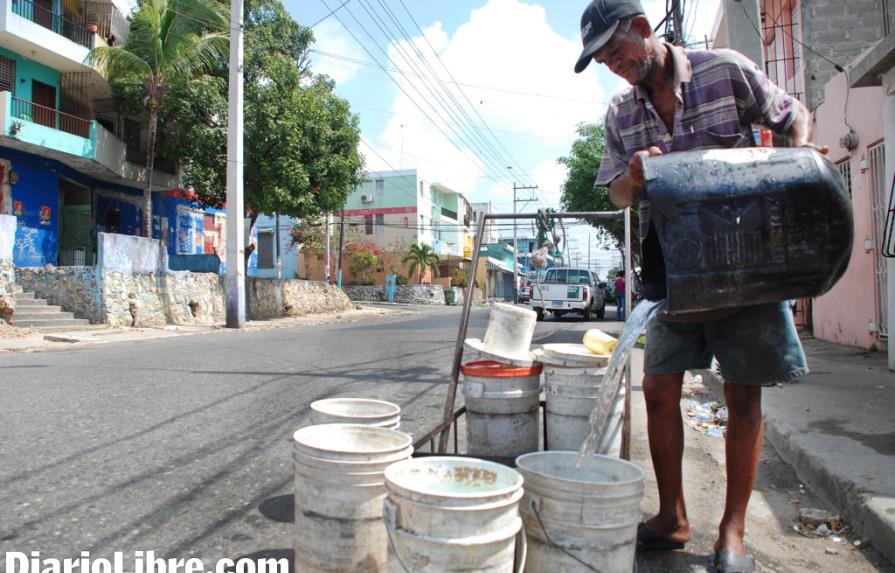 Barrios de la capital sufren la crisis del agua