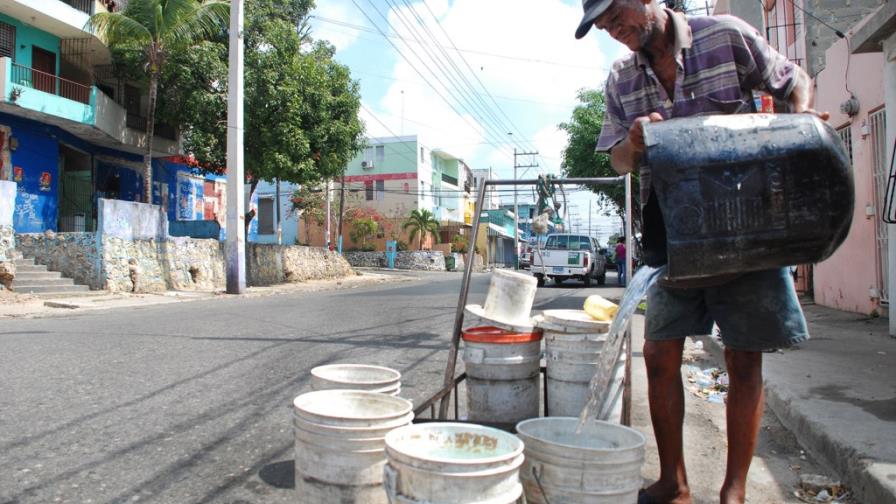 Barrios de la capital sufren la crisis del agua