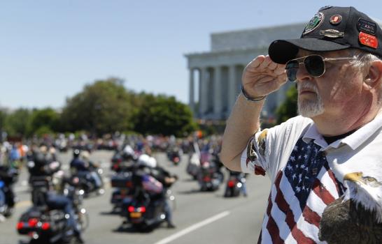 Miles de veteranos hacen rugir sus motores en Washington para honrar a caídos