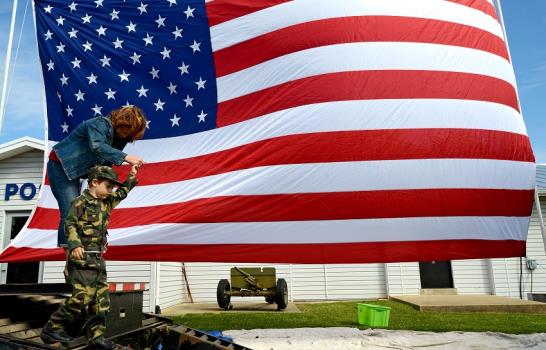 Miles de veteranos hacen rugir sus motores en Washington para honrar a caídos