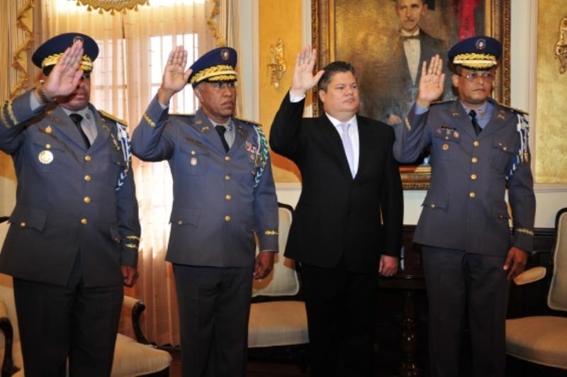 Presidente Medina juramenta nuevos jefes Policía y Dirección de Drogas