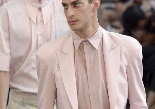 Un verano casero aguarda al hombre de la pasarela de París