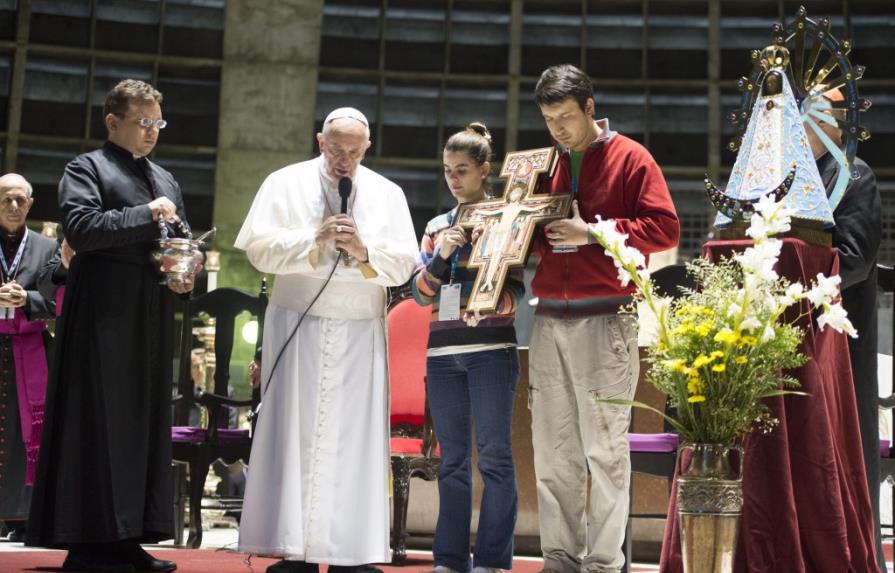 El papa Francisco confesó a cinco jóvenes que asisten en Río de Janeiro a JMJ