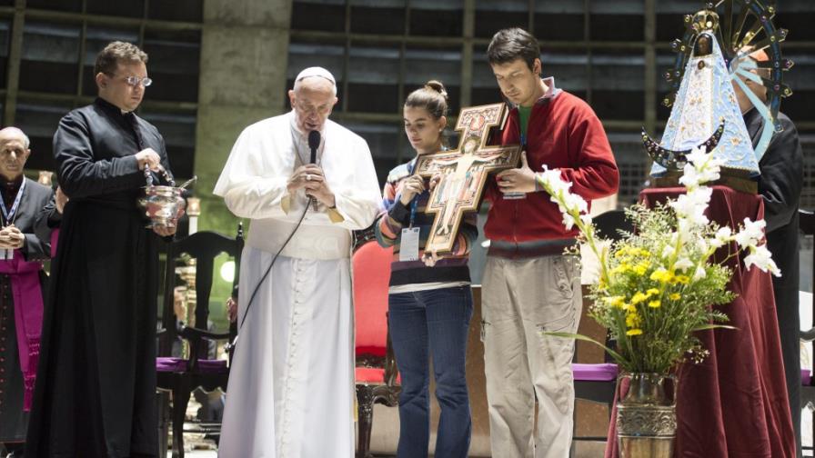 El papa Francisco confesó a cinco jóvenes que asisten en Río de Janeiro a JMJ