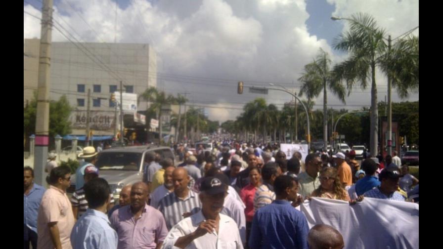 Perredeistas del grupo de Hipólito marchan hacia el Tribunal Superior Electoral