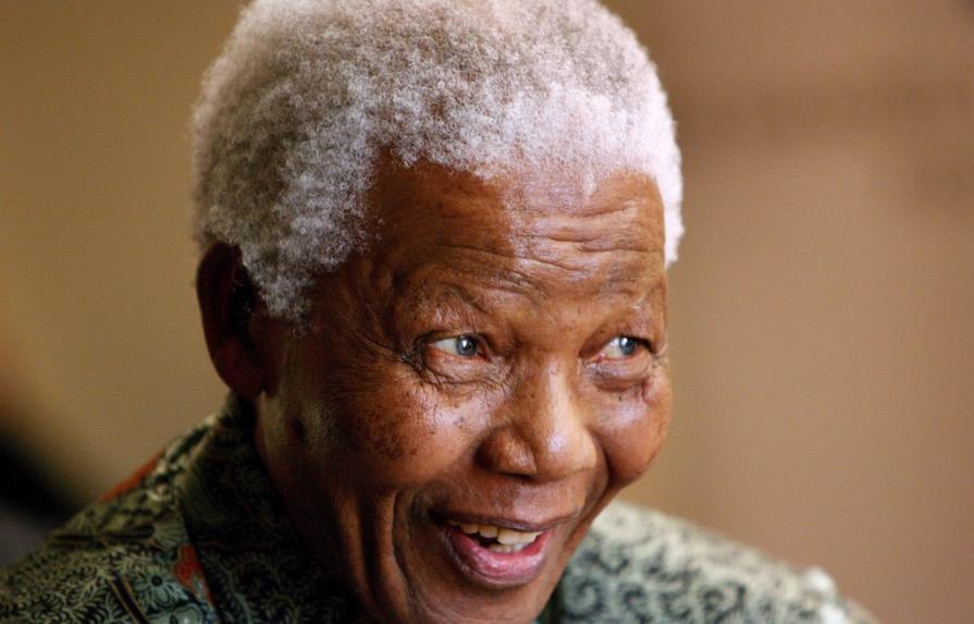 Mandela responde al tratamiento médico en su casa