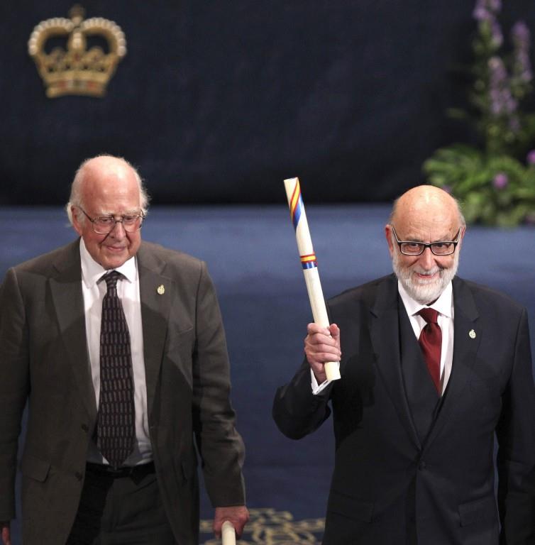 Los teóricos del bosón de Higgs y el CERN reciben el Príncipe de Asturias