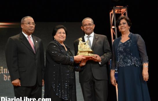 La UASD entrega un premio a Danilo Medina y otras personalidades