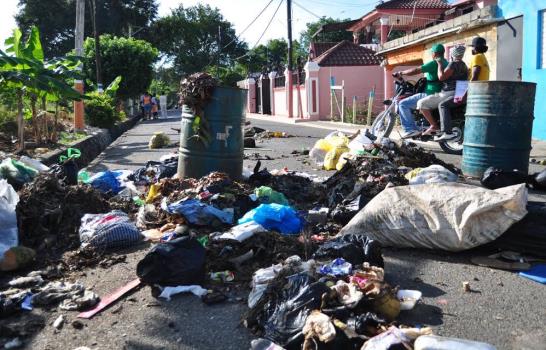 Inician huelga en Licey en reclamo de obras viales; paralizan comercio y docencia