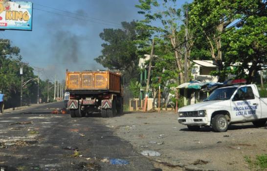 Inician huelga en Licey en reclamo de obras viales; paralizan comercio y docencia