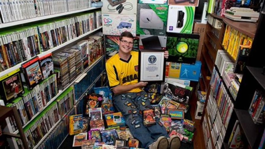 Hombre con 10,607 videojuegos gana récord Guinness