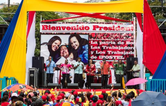 Seguidoras chavistas expresan apoyo a Chávez en cercanías de hospital