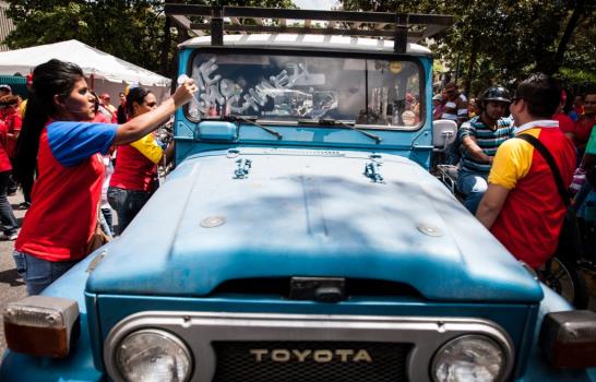 Seguidoras chavistas expresan apoyo a Chávez en cercanías de hospital