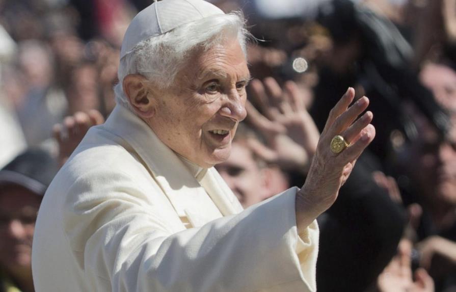 Benedicto XVI da su último y más emotivo abrazo a los fieles en San Pedro