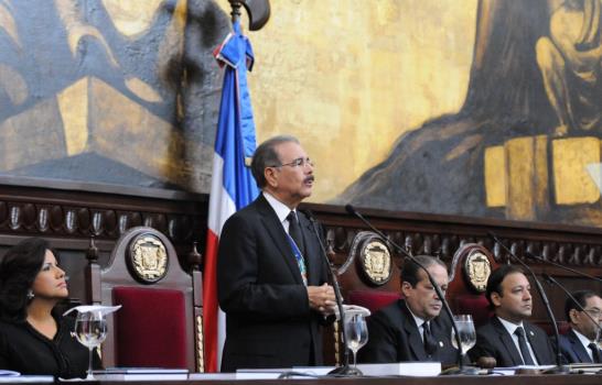 Danilo Medina llama a la Barrick a revisar su contrato