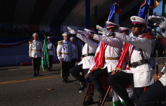 Comienza el tradicional desfile militar Comienza el tradicional desfile militar