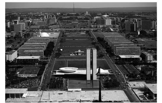 París rinde homenaje al arquitecto Oscar Niemeyer y a su obra magna, Brasilia