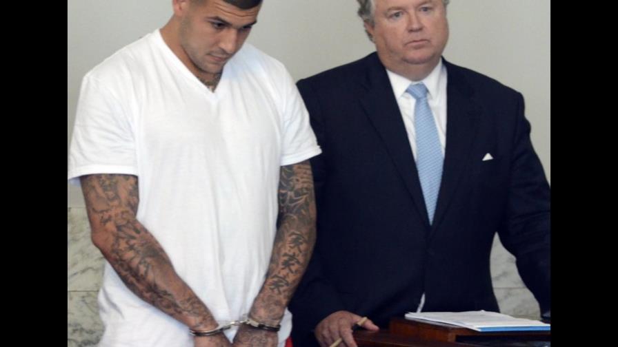 Aaron Hernández, de los Patriots, es acusado formalmente de asesinato y cinco cargos de armas