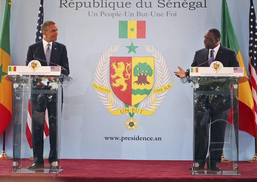 Obama considera a Mandela su héroe y defiende la homosexualidad en África