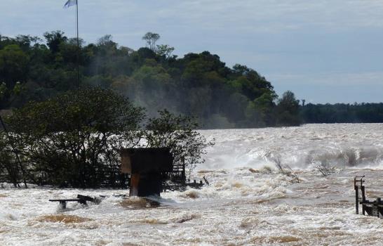 Cierran acceso a Garganta de Diablo de cataratas de Iguazú por crecida de río