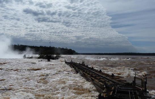 Cierran acceso a Garganta de Diablo de cataratas de Iguazú por crecida de río