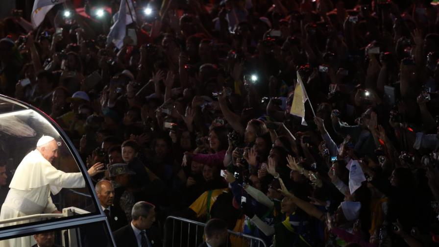 El papa: Jesús se une a los jóvenes desencantados de políticos y cristianos El papa: Jesús se une a los jóvenes desencantados de políticos y cristianos