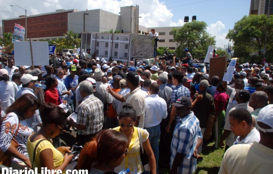 Grupo de Hipólito monta vigilia frente al TSE; dice lucha seguirá