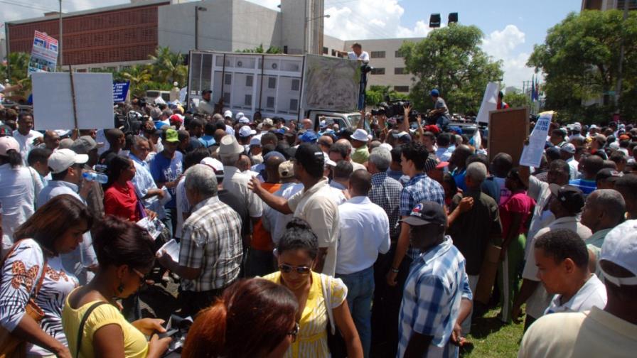 Grupo de Hipólito monta vigilia frente al TSE; dice lucha seguirá Grupo de Hipólito monta vigilia frente al TSE; dice lucha seguirá
