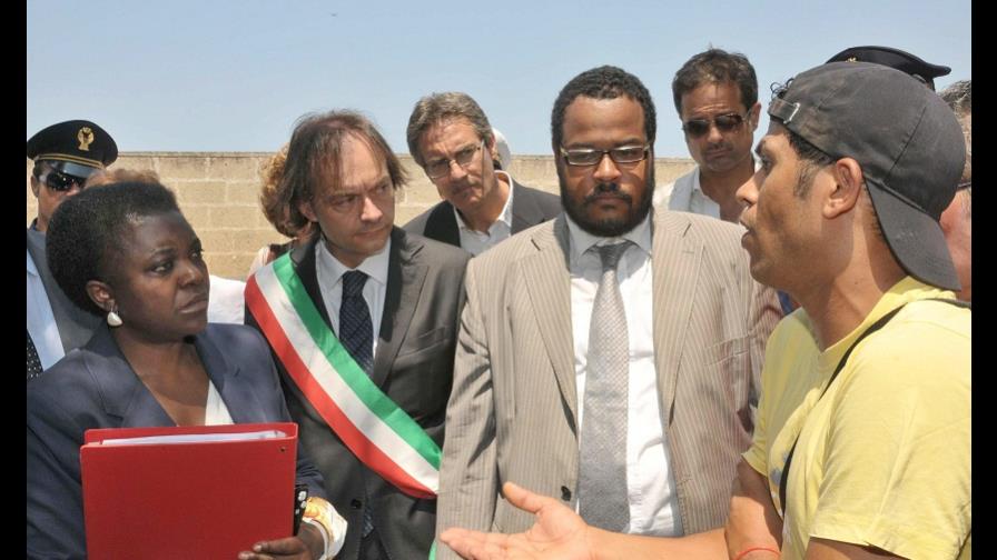 Lanzan plátanos a la ministra italiana a la que compararon con un orangután