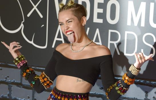 Miley Cyrus escandaliza familias en EE.UU. como provocadora sexual
