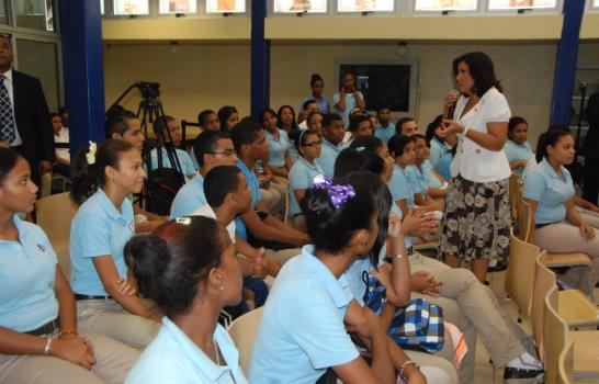 Vicepresidenta relanza programa para prevenir el embarazos en adolescentes