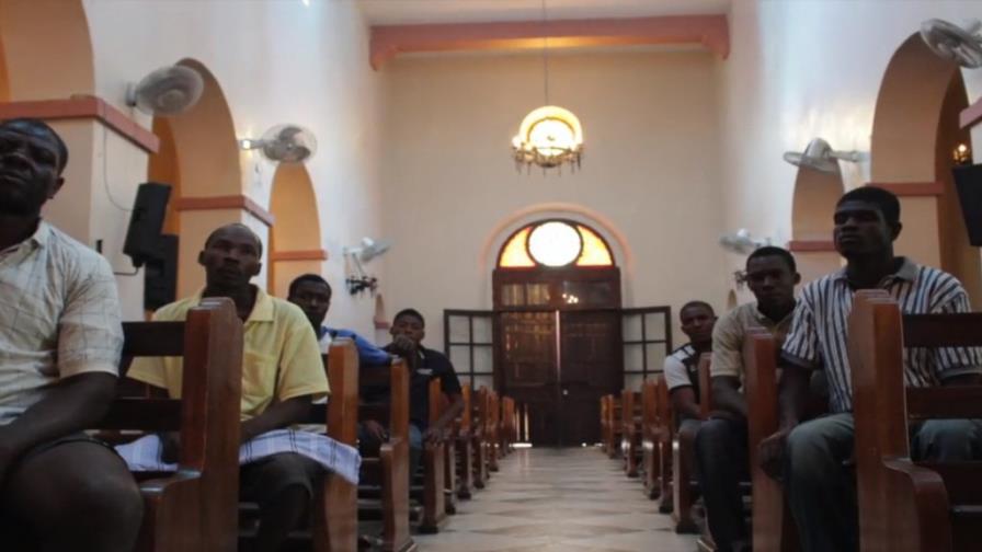 Sacerdote ofrece refugio a inmigrantes haitianos en Puerto Rico