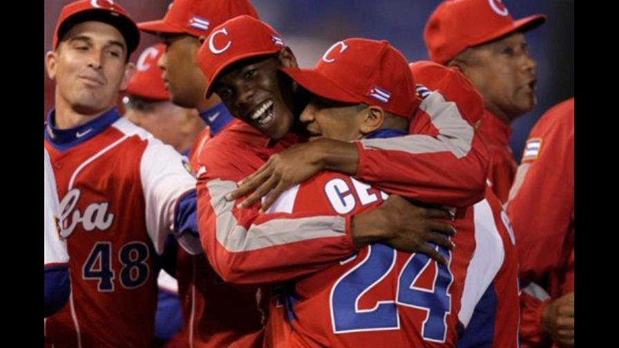 Peloteros cubanos podrán ser contratados para jugar profesional
